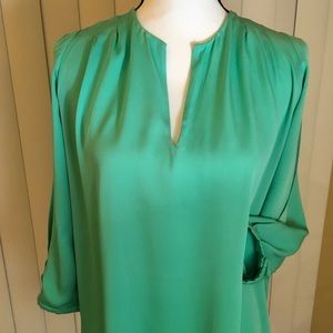 Diane von Furstenberg  95 % silk 3/4 long sleeve blouse